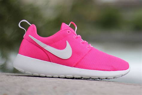 Pink Roshe. Nike.com